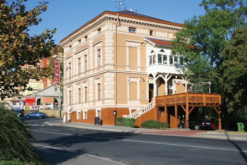 Hotel Mertin Chomutov Exteriör bild